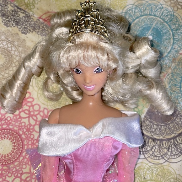 Disney Vintage Princess Barbie with Extra Gown - Picture 3 of 3